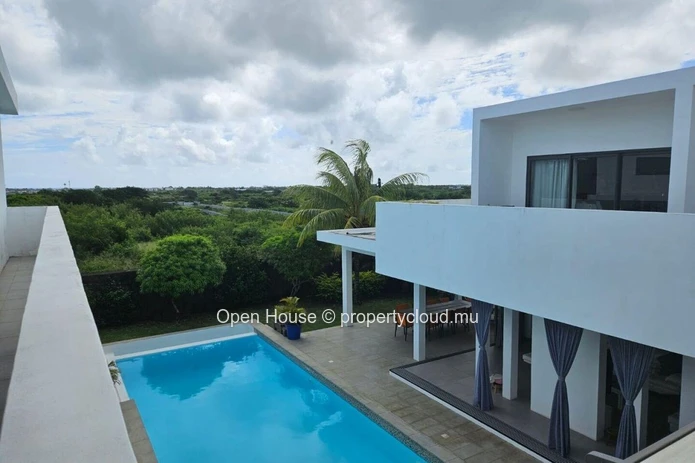 Villa RES, 5 bedrooms, 5 bathrooms, swimming Pool. Avalaible to foreigners. Grand Bay.