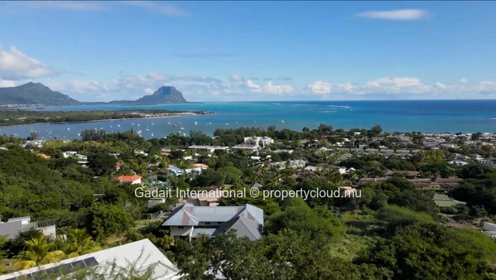 Villa contemporaine avec vue panoramique sur le lagon à Rivière Noire