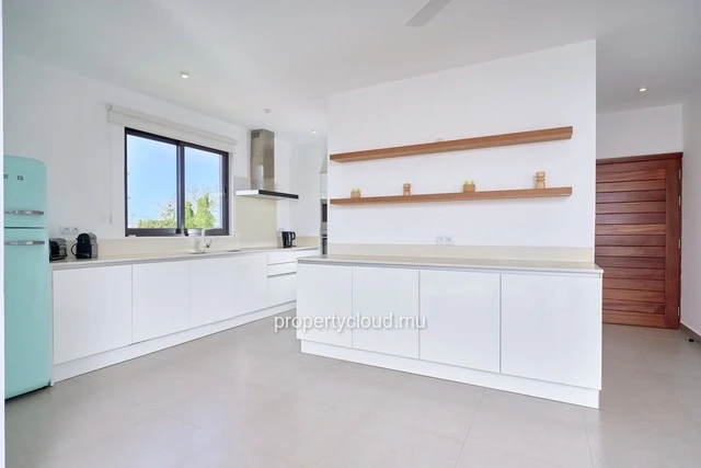 For sale: 2-bedroom apartment accessible to foreigners (R+2) in Pereybere, sold furnished and equipped.