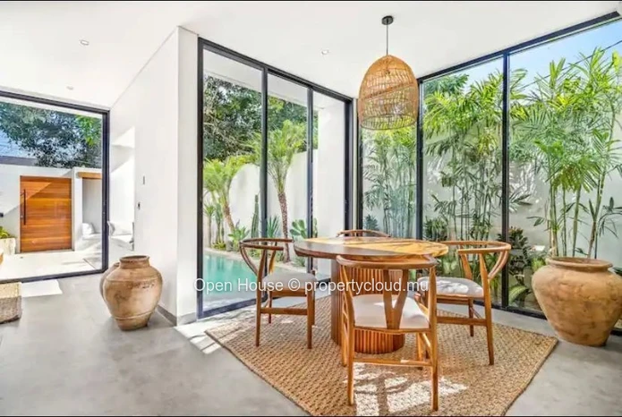 Local Market - Stunning 3-Bedroom Balinese Villa in Pereybere Area, Deco Pack included.