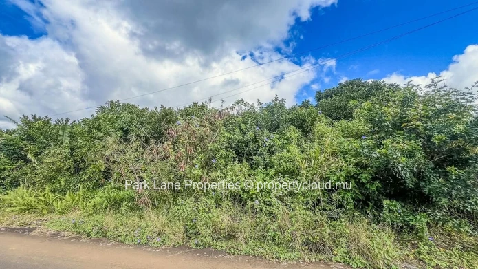 Prime 915 m² residential Pplot in Pleine de l’Hermitage – Great development opportunity