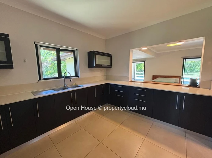Villa PDS de 497 m² avec piscine à vendre à Rivière Noire