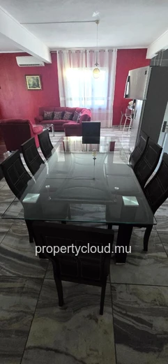Flic en Flac – À vendre : Grande villa divisée en 2 appartements, 7 chambres, à deux pas de la plage et des commerces