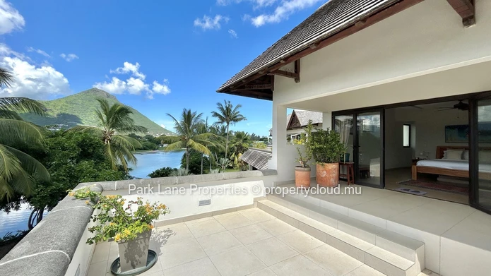 Unique 4-Bedroom Villa steps from Tamarin Beach