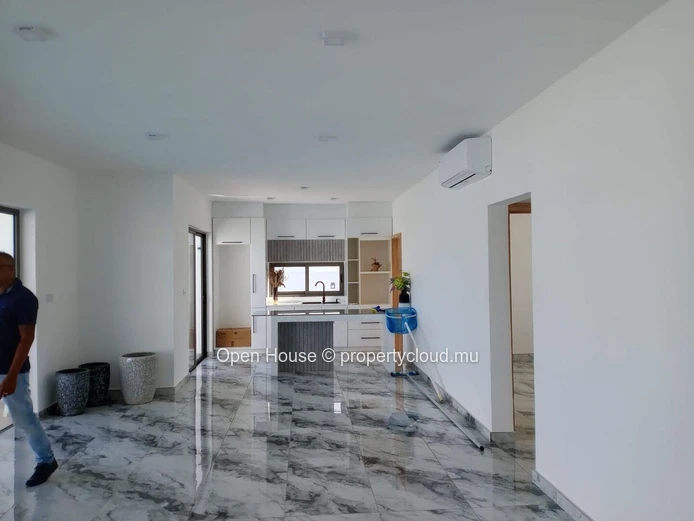 Furnished villa for sale in Grand Baie, 128m², land 400m², 3 bedrooms, private pool, parking, garden.