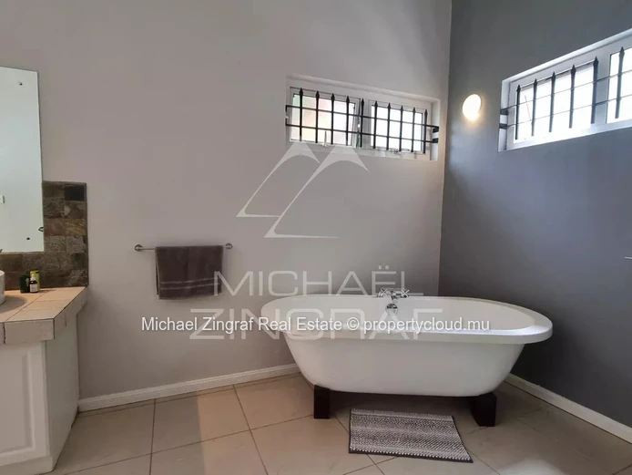 Elegant 4-Bedroom Villa with Pool in Black River