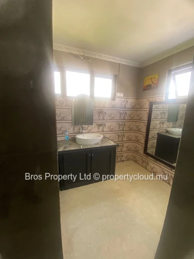 Maison à vendre - Rivière du Rempart | 7 500 000 Rs | Terrain de 7 perches