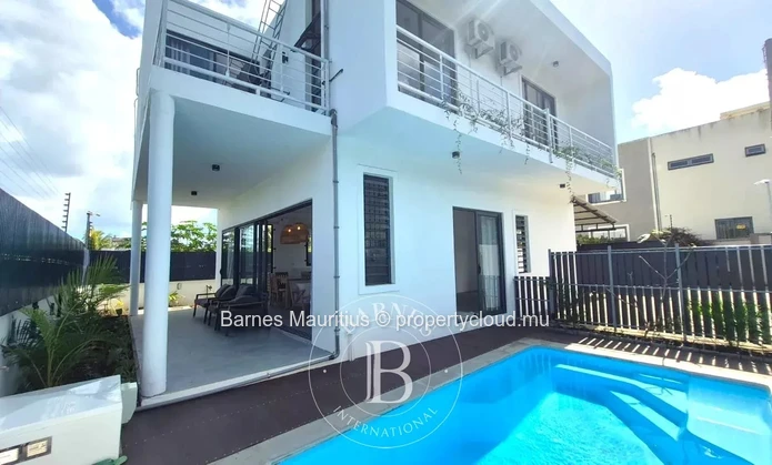 TROU AUX BICHES – Villa contemporaine à étage avec piscine – 3 chambres