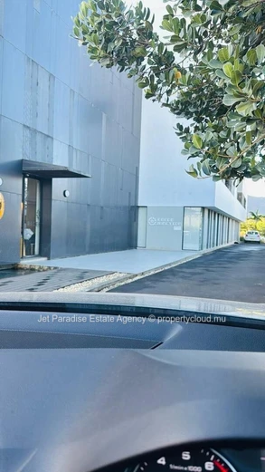 Bureau à louer à Ebène, 63m², accès handicapé, parking, meublé, climatisé.