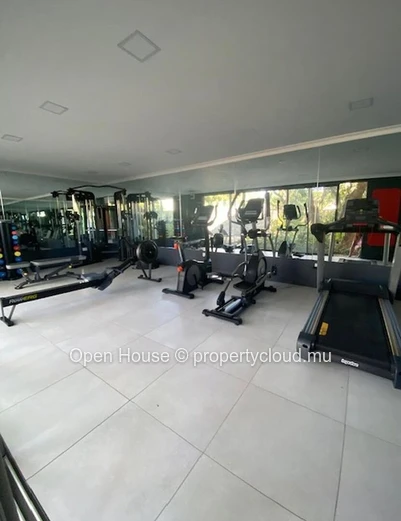 For rent - Apt - Pointe aux Canonniers: partial sea view - 3 en-suite bedrooms - covered terrace - communal pool - gy...