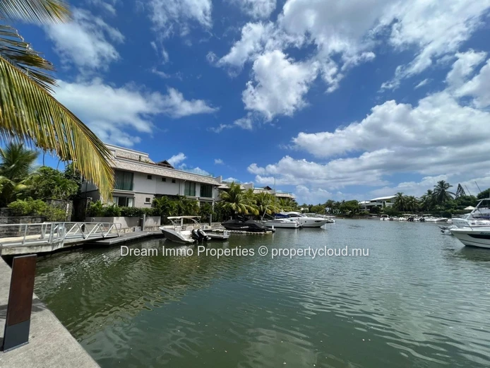 Belle Villa Triplex En Revente A La Balise Marina A Riviere Noire - Ile Maurice