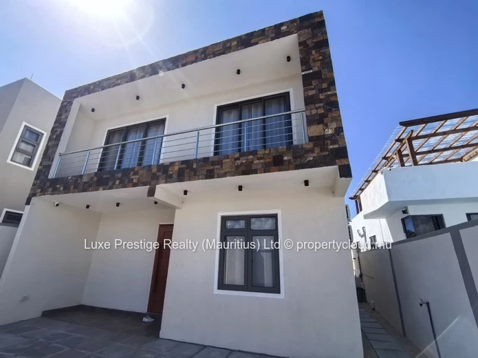 Villa Moderne Neuve de 3 Chambres avec Piscine Privée à Louer à Calodyne | À 20 Minutes de Northfields International ...