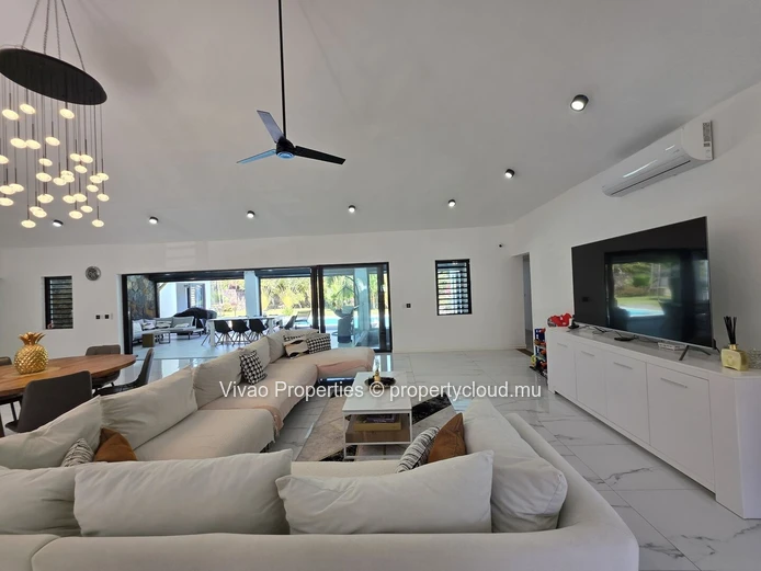 Maison à vendre à Tamarin, 390m², terrain de 1.483m², 4 chambres en suite, piscine privée, vue montagne, proche commo...