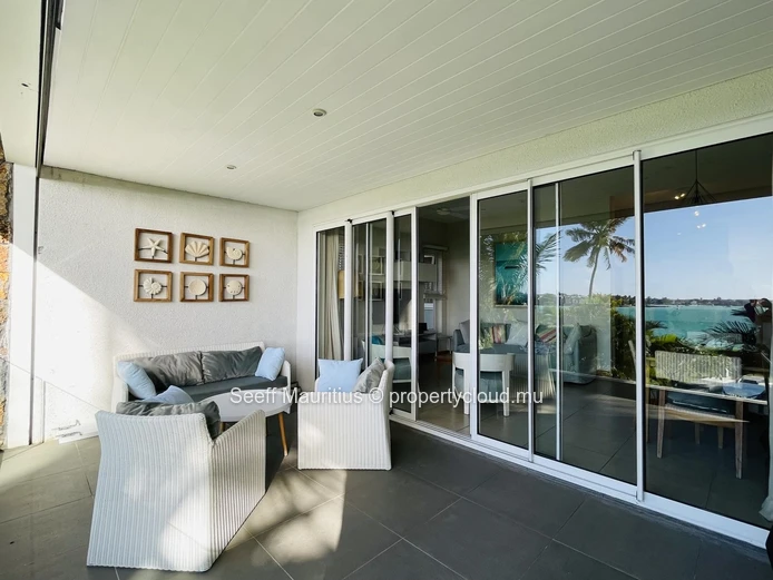 Appartement moderne en bord de plage où luxe et vues à couper le souffle sur la mer se fondant en une oasis tranquille