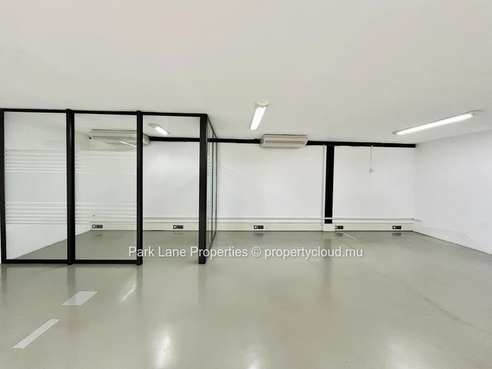 Bureaux modernes  à Phoenix – Rez-de-chaussée + Mezzanine – emplacement stratégique et cadre verdoyant