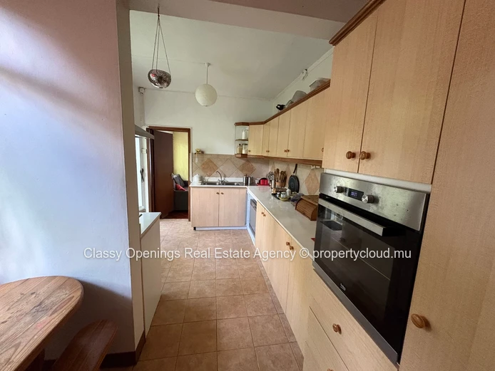 Charming 4-Bed Villa in Curepipe with Veranda & Garden