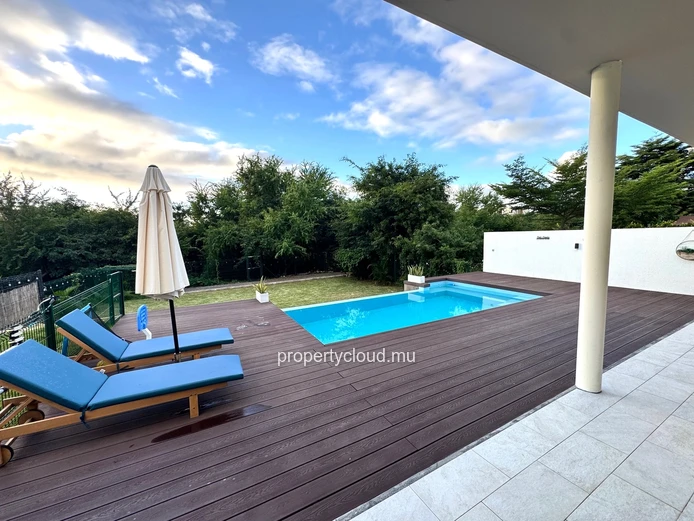  Flic en Flac, Mauritius: For sale, magnificent recent contemporary villa with swimming pool and nature views.