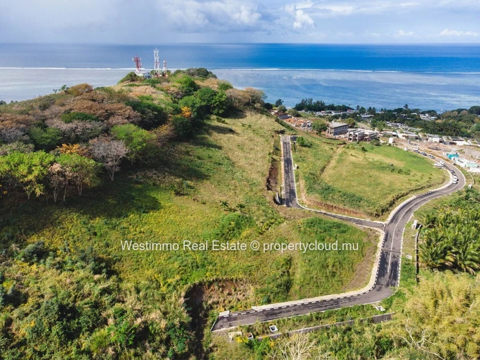 Buildable land with sea view in Baie du Cap