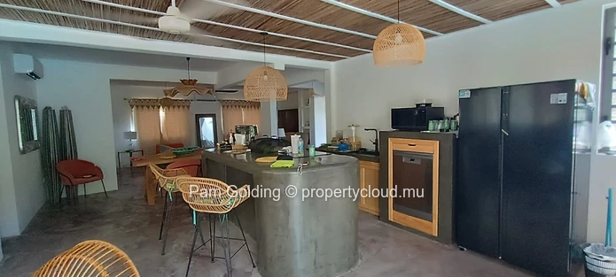 Élégante Maison Rénovée de 4 Chambres avec Piscine à Débordement et Vue sur La Tourelle