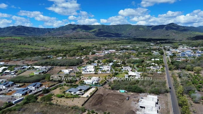 TAMARIN - Plot of land with mountain views - 2100m2