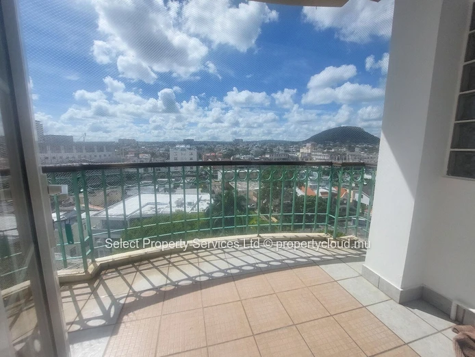 À Vendre : Spacieux Appartement au Centre de Quatre Bornes à Rs