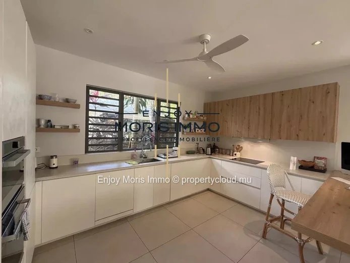 Villa contemporaine de prestige à louer à Grand Baie – 4 chambres | Piscine privée | Résidence sécurisée | 300 m²
