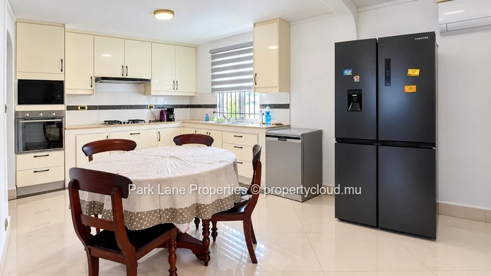 Villa lumineuse de 3 chambres avec jardin et garage à Ébène