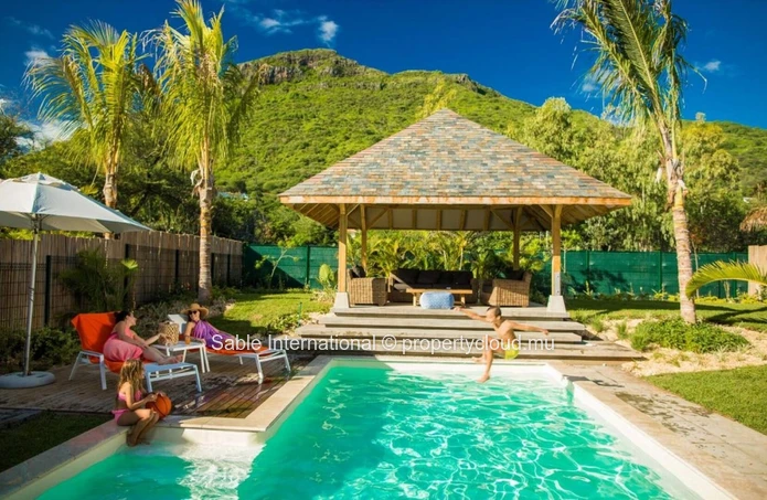 Villa PDS à vendre, Tamarin, 364m² habitables, terrain 669m², 3 chambres, piscine privée, accès mer, proche écoles