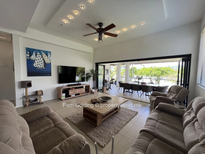 Penthouse de 4 Chambres en Bord de Rivière à Tamarin – Accès Direct à la Plage & Terrasse avec Jacuzzi Privé