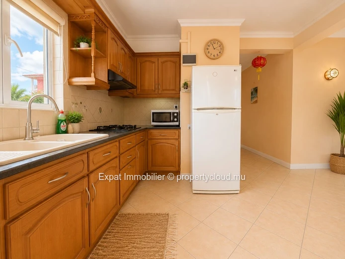 3-Bedroom Apartment with Shared Pool – 5 Minutes from the Beach in Flic-en-Flac