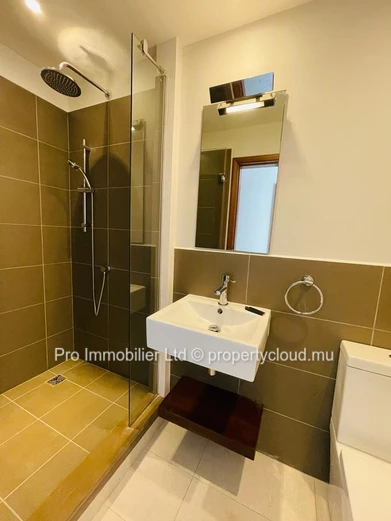 Vue imprenable sur l’océan depuis ce luxueux appartement de 3 chambres en suite au premier etage , entièrement meublé...