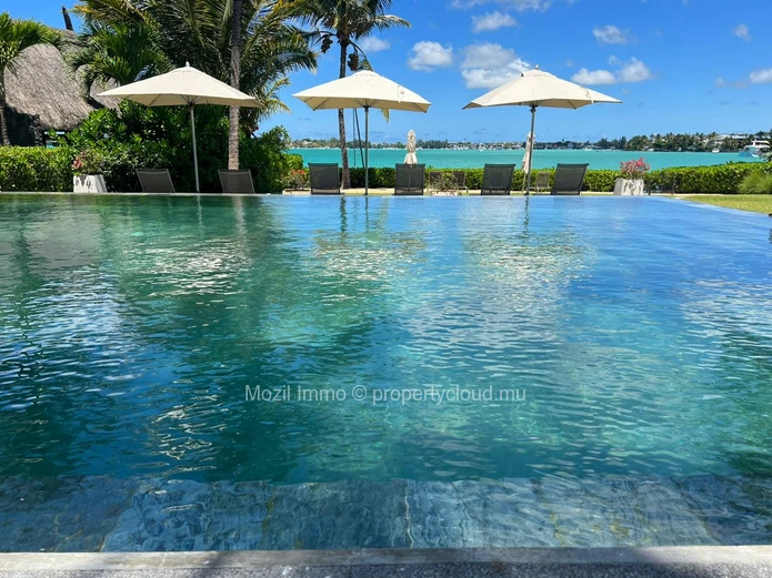 Superb waterfront apartment, Pointe aux Canonniers