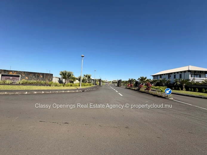 Sunny 576m² Roadside Plot in Highlands - Near Shops & School