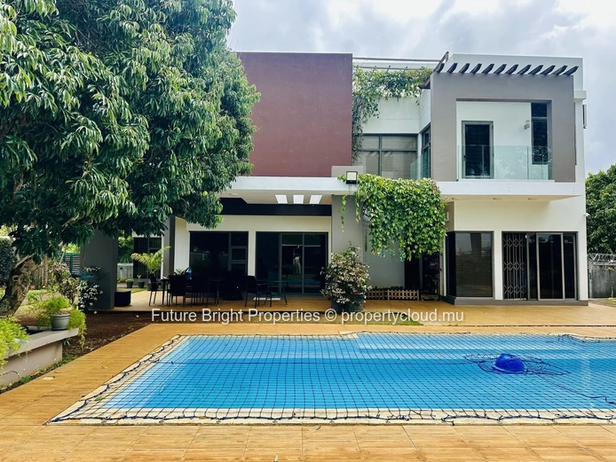À vendre : Une œuvre contemporaine avec un terrain expansif et un cadre de vie de luxe.