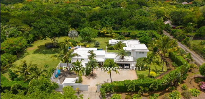 Villa Privée d’Exception à Vendre – Forêt Daruty (Charmoses)