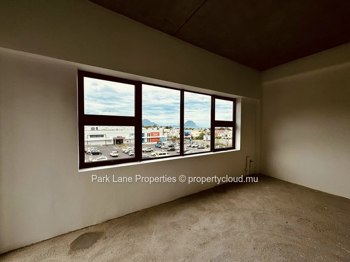 Bureau de 64m2 avec ascenseur et vue dégagée sur le Morne