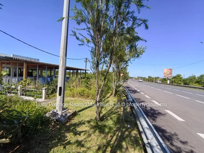 Immeuble Commercial de Premier Choix à Louer à Rose Belle | Visibilité Exceptionnelle depuis l’Autoroute | Idéal pour...