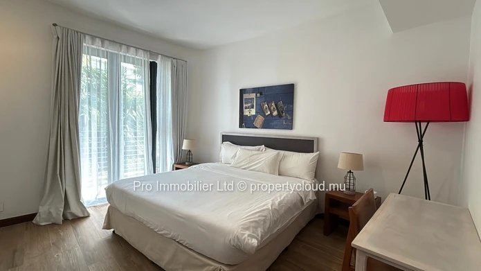 Vue imprenable sur l’océan depuis ce luxueux appartement de 3 chambres en suite au premier etage , entièrement meublé...