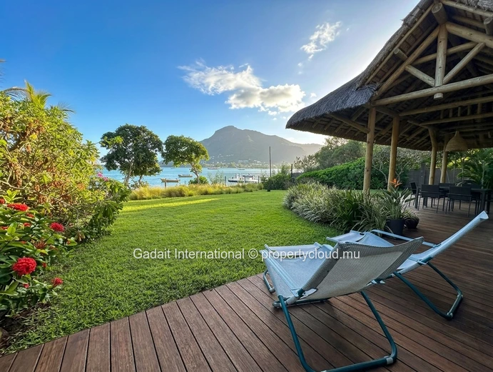 Villa pieds dans l'eau à vendre – Une adresse d'exception sur la côte Ouest de l'Île Maurice