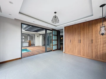 6 Bedroom House