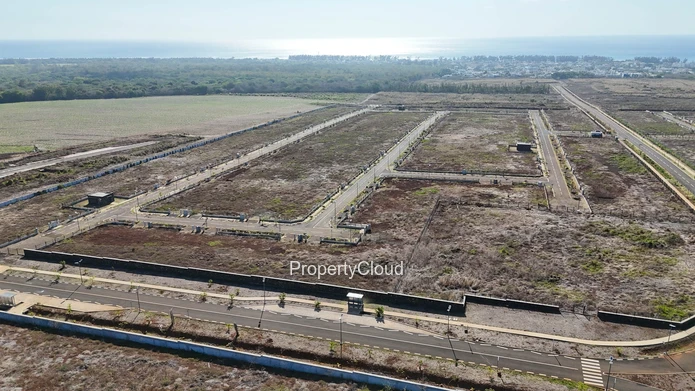 For Sale - A Plot Of Land In Magenta Parkside, Cascavelle | 569.93 M2 | Rs. 7M
