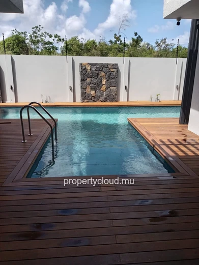 Villa contemporaine neuve à Pereybere – 6 chambres – Piscine centrale – Prestations premium