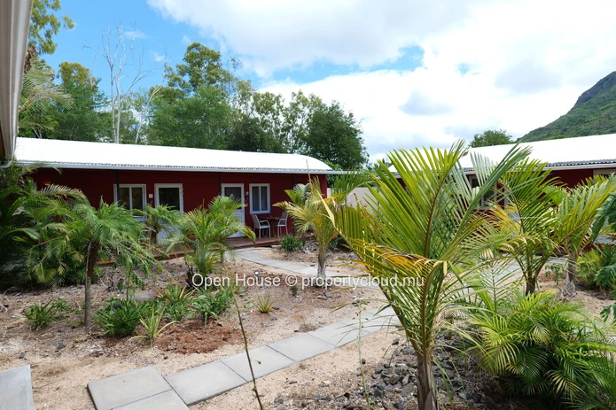 50 m² furnished studio for rent in Black River with shared swimming pool (Sole Mandate)