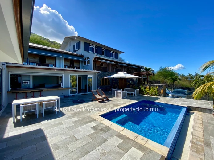 Villa d'exception en flanc de montagne avec vue mer