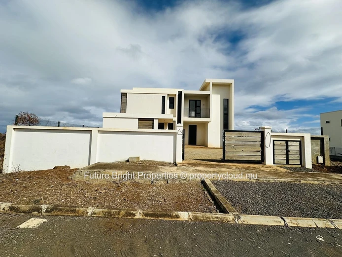 Maison à vendre sur la côte ouest (Green Creek) – Beau potentiel à personnaliser