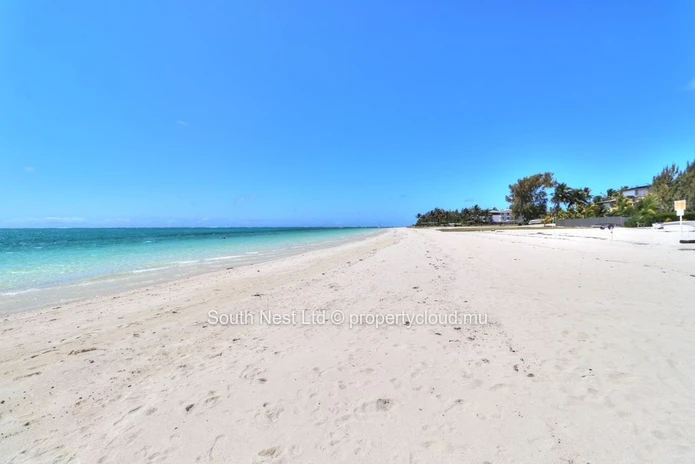 Modern 3-bed apartment with garden and private access to the beach of Pointe d'Esny.  