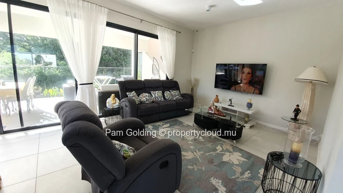 Maison entièrement sécurisée à vendre à Flic en Flac. (Mandat exclusif)
