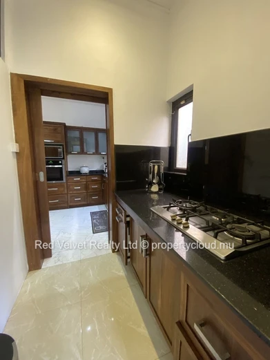 Maison de plain-pied entièrement meublée de 3 chambres à louer à Ébène