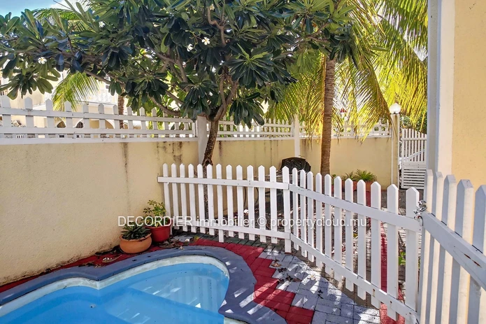 House in a secure residence with private pool