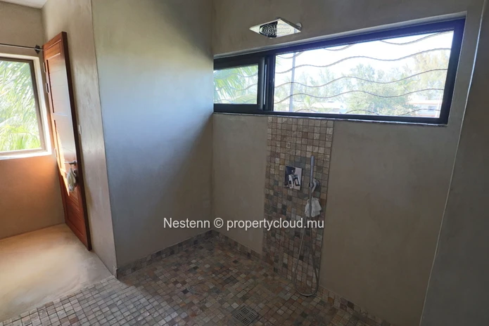Residential estate with 1 villa and 4 bungalows - With license. 